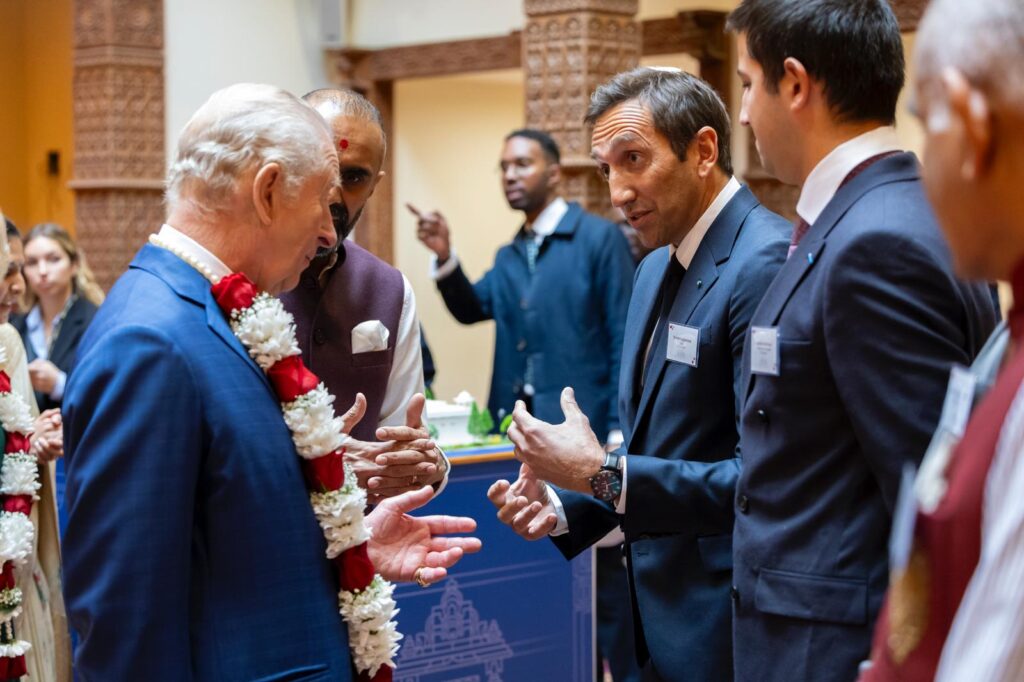 Echange entre Sylvéric Laumond et le Roi Charles III au Temple Hindou de Neasden à Londres